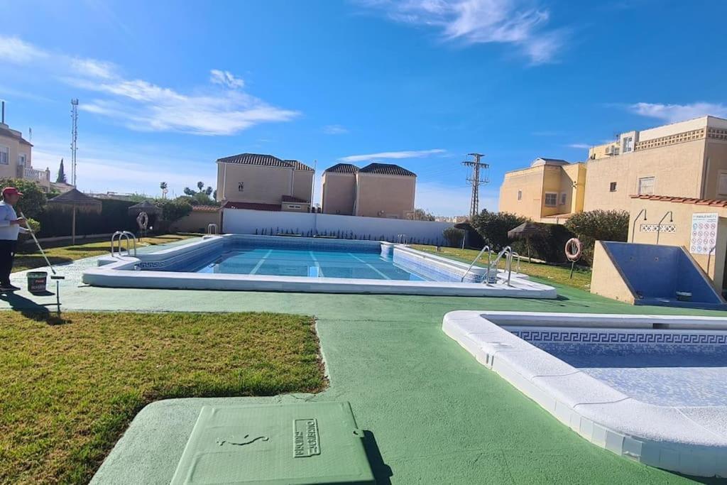 Bungalow Avec Piscine Torrevieja Eksteriør bilde