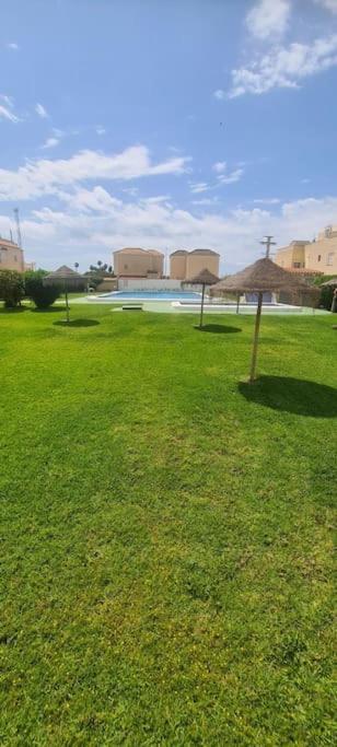 Bungalow Avec Piscine Torrevieja Eksteriør bilde